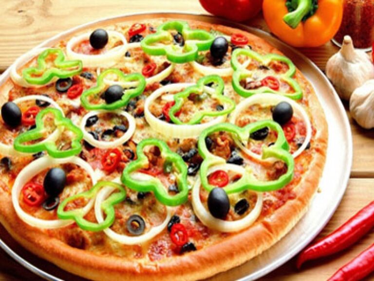 How to make Onion Capsicum Pizza at home? Saucy Cooks